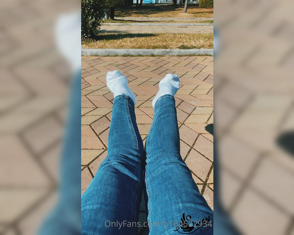 Swan Feet aka swanfee OnlyFans - Sunny legs