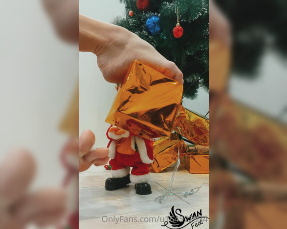 Swan Feet aka swanfee OnlyFans - Feet playing with a Christmas toys Grabbing presents by high arches Merry Christmas!