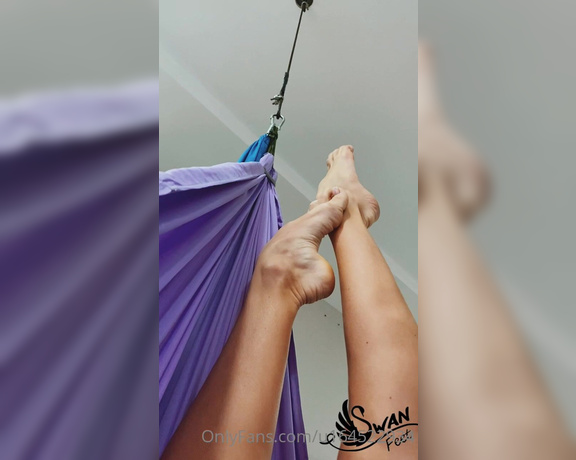 Swan Feet aka swanfee OnlyFans - Legs in the sky