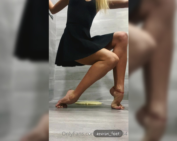 Swan Feet aka swanfee OnlyFans - Sweet barefoot dance