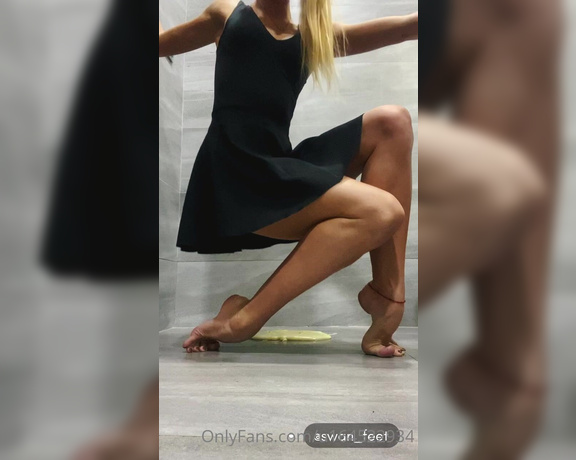 Swan Feet aka swanfee OnlyFans - Sweet barefoot dance