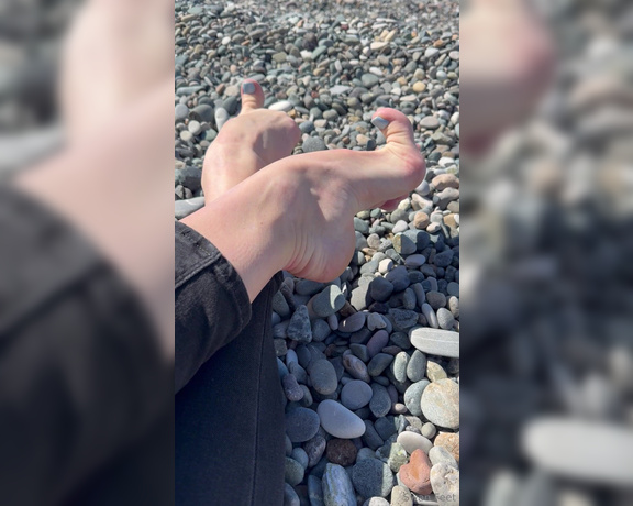 Swan Feet aka swanfee OnlyFans - Sweet feet on the stone beach