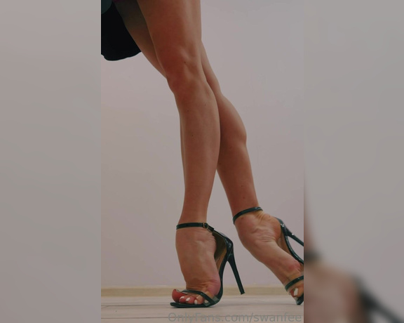 Swan Feet aka swanfee OnlyFans - Slow movement of beautiful feet on high heels