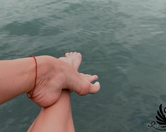 Swan Feet aka swanfee OnlyFans - Wonderful arches Toes movement and rubbing feet