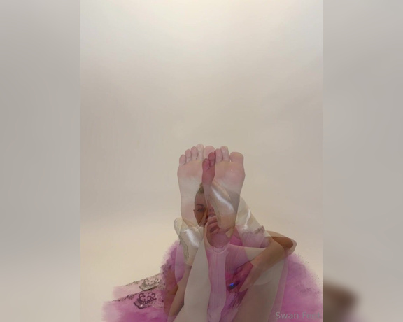 Swan Feet aka swanfee OnlyFans - I take off my pointe shoes after ballet shoot and tease you with sweet soles