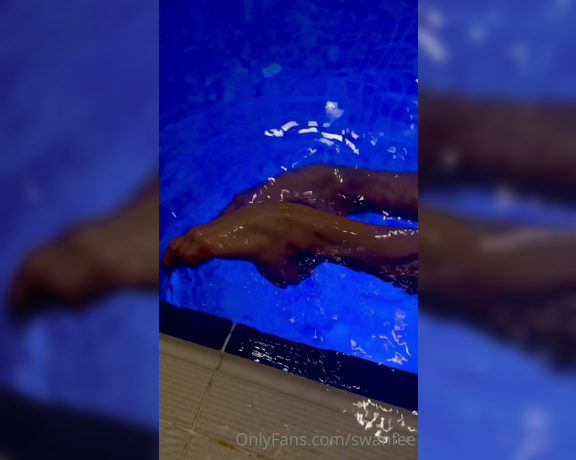 Swan Feet aka swanfee OnlyFans - Arches under the water