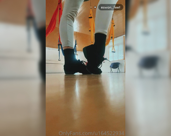 Swan Feet aka swanfee OnlyFans - Here I want to show you how to dance with high arches in sneakers