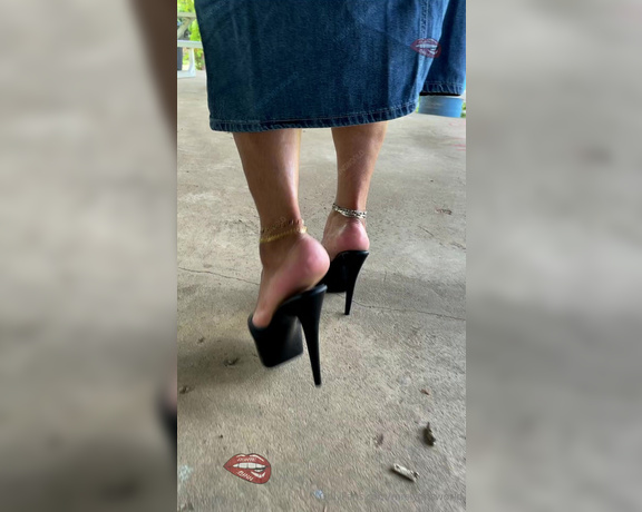 Auntie Lynn aka mrslynnsworld OnlyFans - I love to walk that walk in me high heels