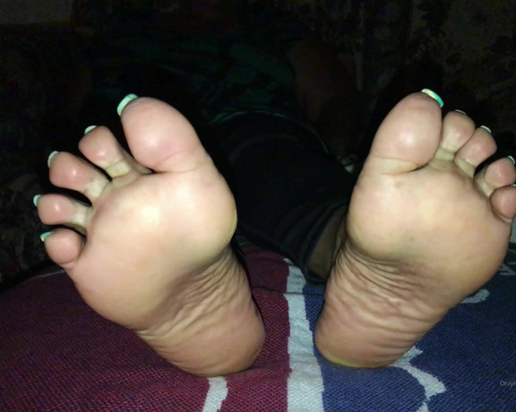 Auntie Lynn aka mrslynnsworld OnlyFans - Late night toe spread