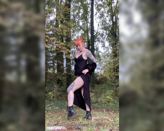 Rubie Hellia aka rubiehellia OnlyFans - I stopped in the middle of my graveyard walk to tease myself a little and show