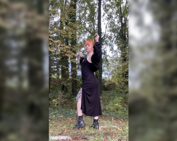 Rubie Hellia aka rubiehellia OnlyFans - I stopped in the middle of my graveyard walk to tease myself a little and show