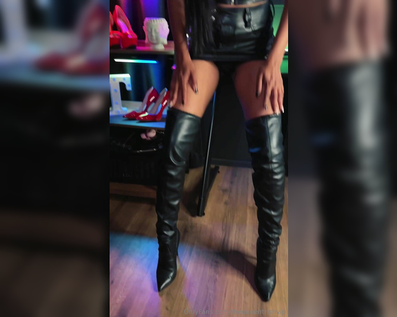 Queen TrishVIP aka thequeentrishvip OnlyFans - Something in your DM’s boys… Don’t miss the ending of this one