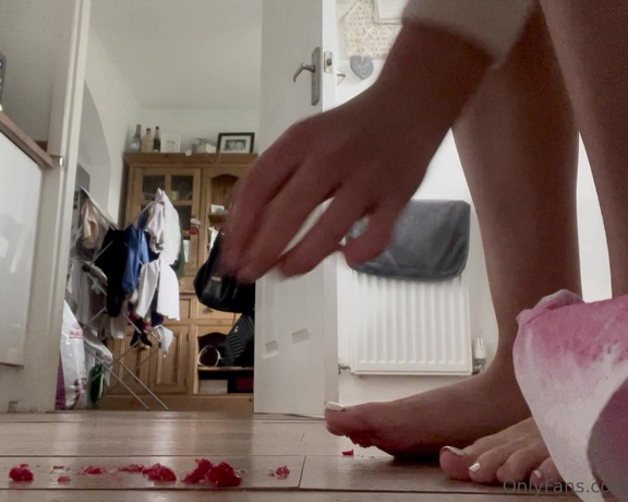 Goddess Leoni aka Foot Fetish. goddessleoni OnlyFans Video - Slow fruit crushing