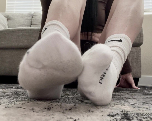 Fendi Feet aka Goddessfendi OnlyFans - I need a good foot boy to take off my sweaty socks after the gym and suck the sweat from between