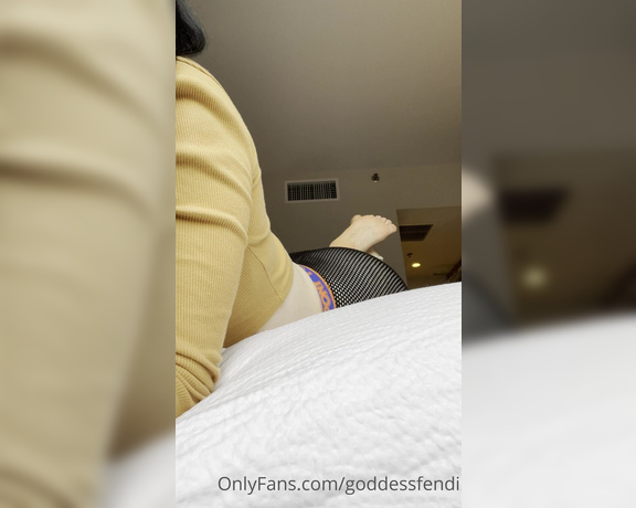 Fendi Feet aka Goddessfendi OnlyFans - Get ready for a countdown and cum when I say so !