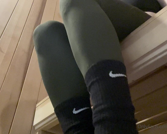 Fendi Feet aka Goddessfendi OnlyFans - After my workout today I sat in the sauna to sweat, stretch, and tease you guys with my super swea 1