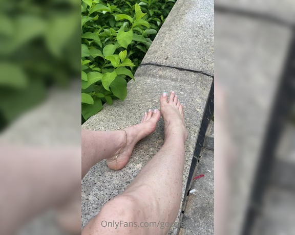 Fendi Feet aka Goddessfendi OnlyFans - Love teasing people in public with my pretty feet !