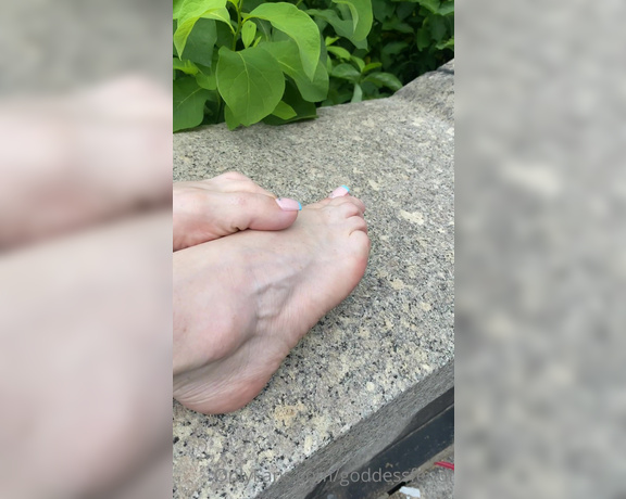 Fendi Feet aka Goddessfendi OnlyFans - Love teasing people in public with my pretty feet !