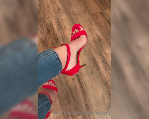 Sweetfeet2018 aka Sweetfeetfans OnlyFans - I love when my toes match my shoes! Especially with a little shoe play XOXO