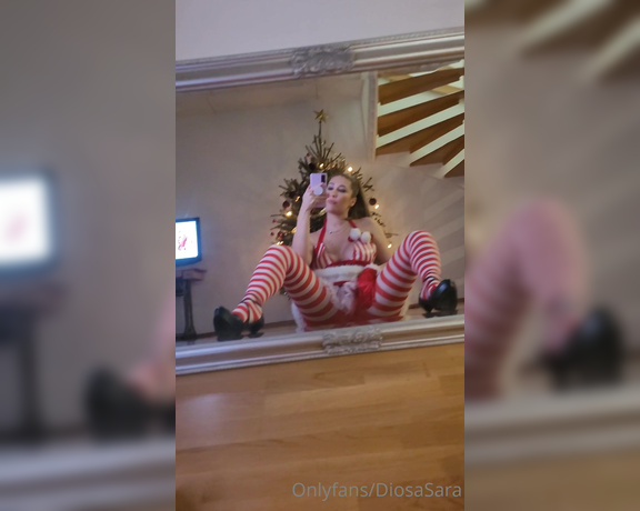 Diosa Sara aka diosasara OnlyFans - 6min minua pyrimss jouluasussa ja hetken pst tulee muutakin videota! Sek tuun linjoille chattailee klo 21