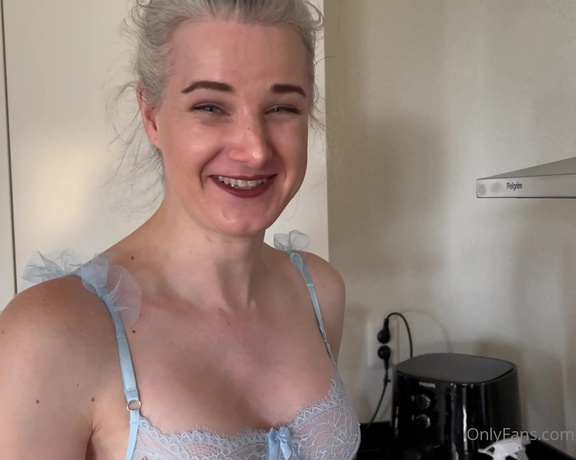 MistressNoir aka meesteresnoir OnlyFans - Cooking in lingerie With @slavegirlnoortje Full movie