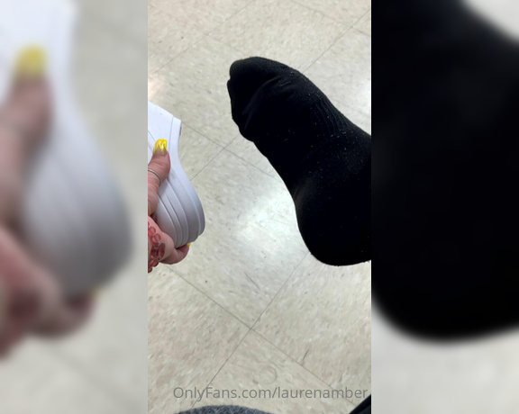 Goddess Lauren aka laurenamber OnlyFans - Quick little sock tease at work heheh