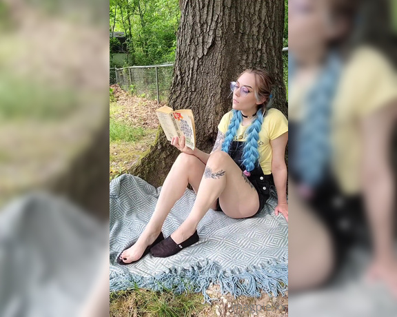 MythicMaggie aka mythicmaggie OnlyFans - Stranger Danger! Mysterious Girl Lets You Worship Her Feet at the Park POV You see