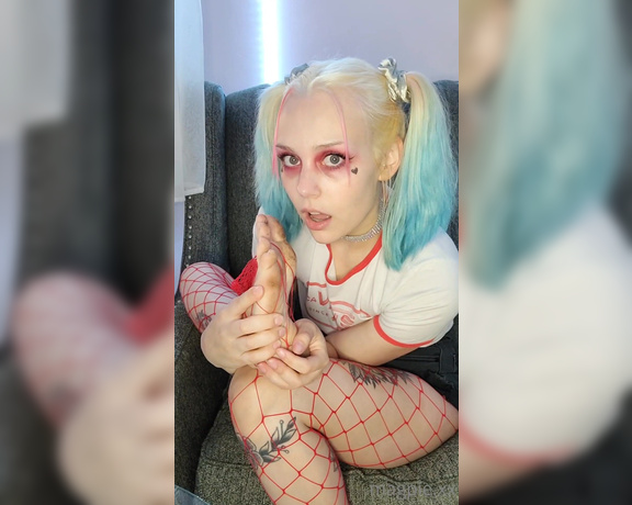 MythicMaggie aka mythicmaggie OnlyFans - Harley Quinn Self Worships Dirty Feet & Gives JOI Cumshot countdown with denial NO humiliation) Harley