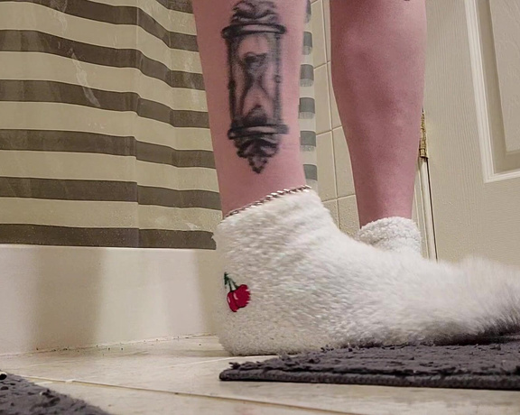 MythicMaggie aka mythicmaggie OnlyFans - Just a little pre shower fun Teasing you with a dirty sock removal, toe spreads, and