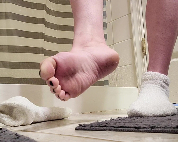 MythicMaggie aka mythicmaggie OnlyFans - Just a little pre shower fun Teasing you with a dirty sock removal, toe spreads, and