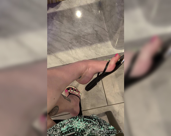 MythicMaggie aka mythicmaggie OnlyFans - Flip flop danglingshoe play while waiting for my pedi to dry!