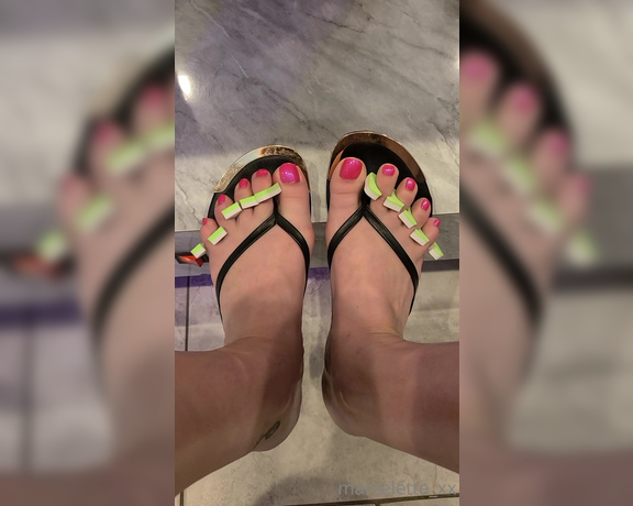 MythicMaggie aka mythicmaggie OnlyFans - Flip flop danglingshoe play while waiting for my pedi to dry!