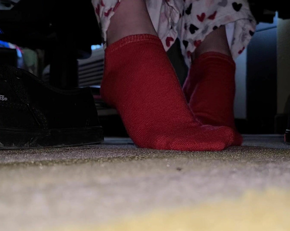 MythicMaggie aka mythicmaggie OnlyFans - Stripping my socks and shoes under the desk in our hotel room! Feels good to relax