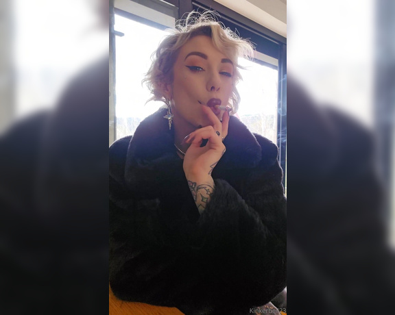 Queen Kinkerbell aka kinkerbell23 OnlyFans - Power smoking before I head out for the day, this short clip was from a recent