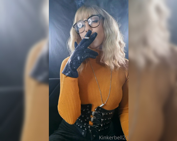 Queen Kinkerbell aka kinkerbell23 OnlyFans - New gloves Brand new video How fucking gorgeous are these soft velvet, snakeskin gloves