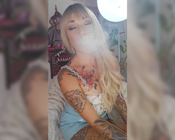 Queen Kinkerbell aka kinkerbell23 OnlyFans - Cigar & cigarette lovers)  When you see me smoke a cigarello do you appreciate