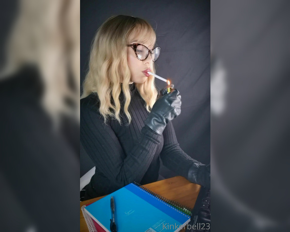 Queen Kinkerbell aka kinkerbell23 OnlyFans - Spend your Sunday smoking with me Sit back, relax and enjoy the view Smoking a chunky