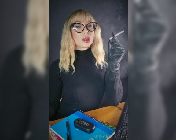 Queen Kinkerbell aka kinkerbell23 OnlyFans - Spend your Sunday smoking with me Sit back, relax and enjoy the view Smoking a chunky