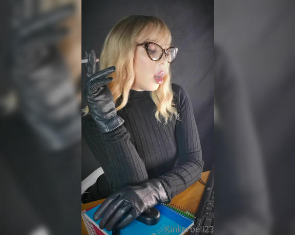 Queen Kinkerbell aka kinkerbell23 OnlyFans - Spend your Sunday smoking with me Sit back, relax and enjoy the view Smoking a chunky