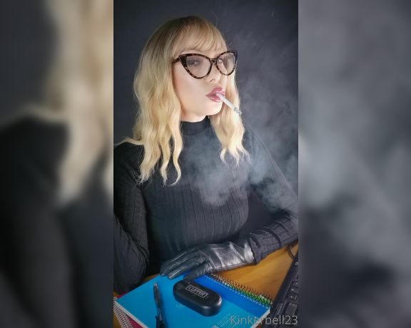 Queen Kinkerbell aka kinkerbell23 OnlyFans - Spend your Sunday smoking with me Sit back, relax and enjoy the view Smoking a chunky