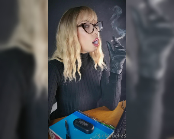 Queen Kinkerbell aka kinkerbell23 OnlyFans - Spend your Sunday smoking with me Sit back, relax and enjoy the view Smoking a chunky