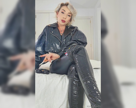 Queen Kinkerbell aka kinkerbell23 OnlyFans - Goodnight from a very shiny, sassy Kinks Head to toe in all PVC and Leather,