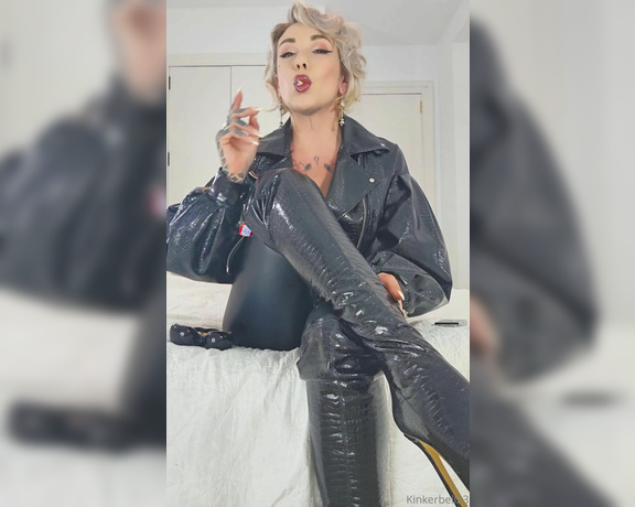 Queen Kinkerbell aka kinkerbell23 OnlyFans - Goodnight from a very shiny, sassy Kinks Head to toe in all PVC and Leather,