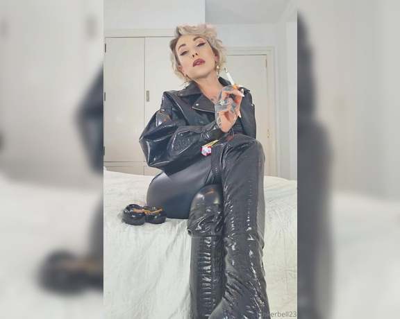 Queen Kinkerbell aka kinkerbell23 OnlyFans - Goodnight from a very shiny, sassy Kinks Head to toe in all PVC and Leather,