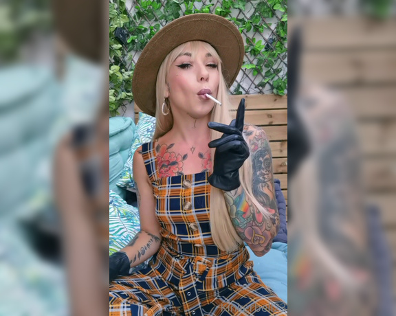 Queen Kinkerbell aka kinkerbell23 OnlyFans - Chain smoking two because they taste so dam good!