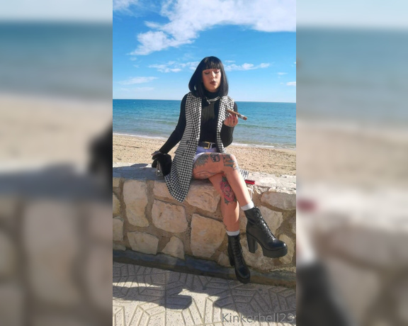 Queen Kinkerbell aka kinkerbell23 OnlyFans - Bliss moments, absolutely loved this smoke by the beach