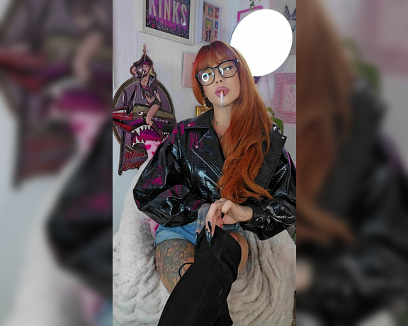 Queen Kinkerbell aka kinkerbell23 OnlyFans - A quick chainsmoking session before I head out for the day! What do you think