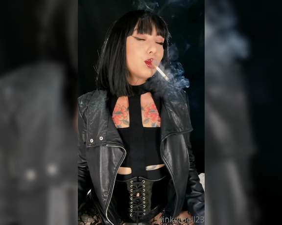 Queen Kinkerbell aka kinkerbell23 OnlyFans - Leather fans, its your lucky day! Smoke AND edge with me, watch as I ride