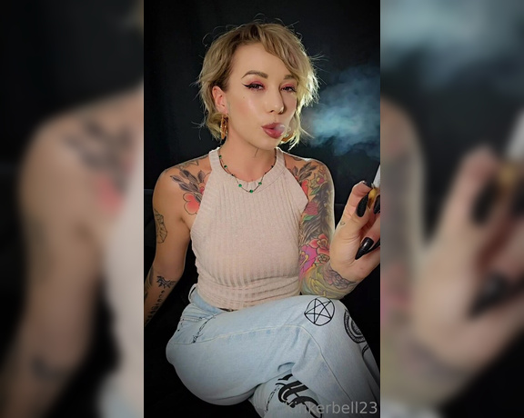 Queen Kinkerbell aka kinkerbell23 OnlyFans - Casual but still capturing your heart Sit back, relax and watch me enjoy my smoke