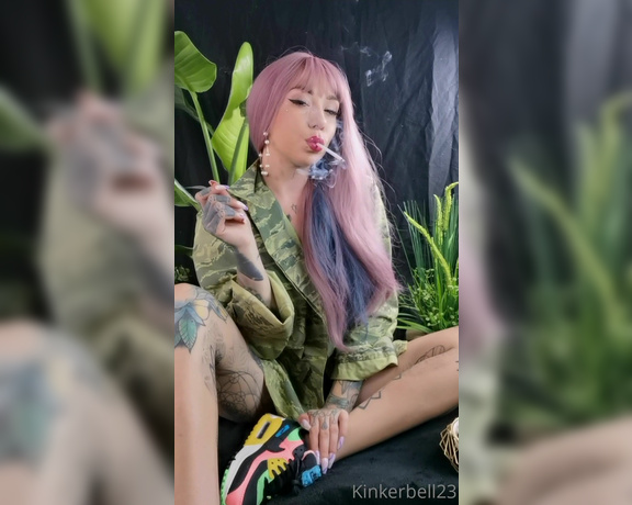 Queen Kinkerbell aka kinkerbell23 OnlyFans - Starting the week of with a bright, new smokey clip What do you think to